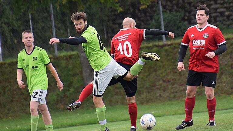 Die Spiele der A- und B-Klassen Rhön       -  Rhöner Fußball-Ballett mit Tim Lindenau von der SG Waldfenster/Lauter (vorne) und Markus Dorn von der SG Schondra.