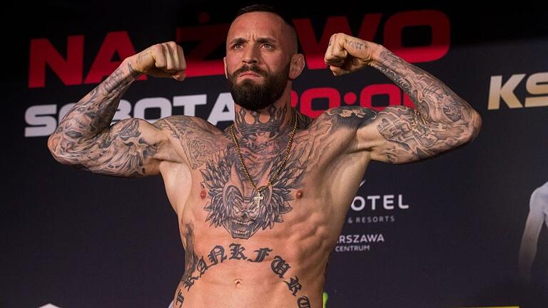 Ziemlich durchtrainiert: MMA-Kämpfer Christian Eckerlin. Der Hells-Angels-Rocker und frühere Eintracht-Hooligan besiegte im Frankfurter Waldstadion vor 60.000 Fans den Stuttgarter Ex-Hooligan Christian Jungwirth. Ziemlich durchtrainiert: MMA-Kämpfer Christian Eckerlin. Der Hells-Angels-Rocker und frühere Eintracht-Hooligan besiegte im Frankfurter Waldstadion vor 60.000 Fans den Stuttgarter Ex-Hooligan Christian Jungwirth.