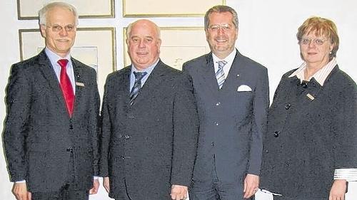 Urgestein geht: Nach über 43 Jahren wurde Jürgen Gabel in die Freistellungsphase der Altersteilzeit verabschiedet. Im Bild (von links) Vorstandsvorsitzender Dr. Rudolf Fuchs, Jürgen Gabel, Gebietsdirektor Peter Schmitt und Personalratsvorsitzende Heike Kohlmann.