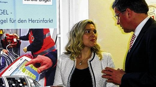 Telemedizinzentrum: Staatssekretärin Melanie Huml im Gespräch mit Professor Bernd Griewing vom Trägerverein.