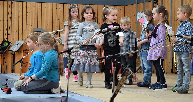 Auch die Jungs und Mädchen der musikalischen Früherziehung waren mit dabei. Auch die Jungs und Mädchen der musikalischen Früherziehung waren mit dabei.