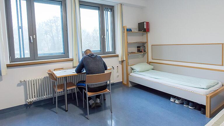 Blick in ein Zimmer der Forensik in Werneck (Lkr. Schweinfurt). Die notwendige Erweiterung der Abteilung steht derzeit noch aus.