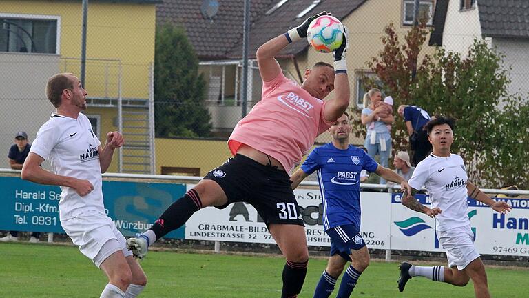 Gochsheims Keeper Irnes Husic hielt seinen Kasten wie hier gegen Rottendorf auch gegen den Favoriten aus Coburg sauber.