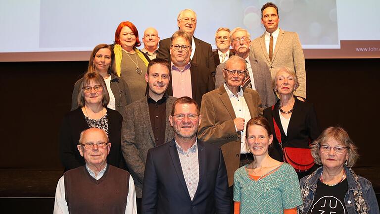 15 Bürgerinnen und Bürger ehrte Bürgermeister Mario Paul (rechts hinten) für ihr ehrenamtliches Engagement.