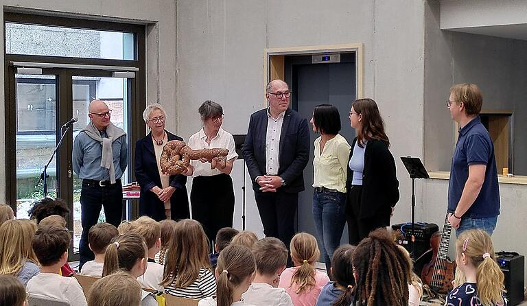 (Titelbild): Einweihung des ersten Bauabschnitts der Margetshöchheimer Schule. Rektorin Leipold und Bürgermeister Brohm nehmen den symbolischen 'Brotschlüssel' der Architekten entgegen.