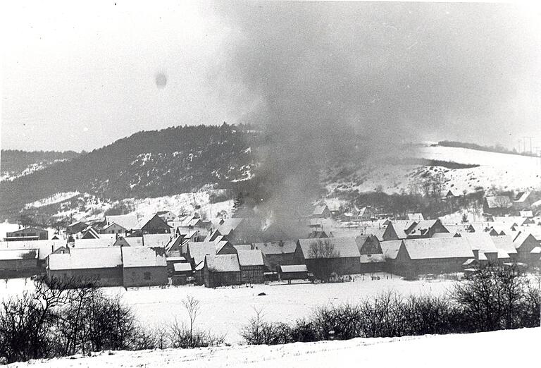 Schon von weitem war der Brand von 1969 zu sehen. Eine große Rauchsäule stand über dem Ort. Schon von weitem war der Brand von 1969 zu sehen. Eine große Rauchsäule stand über dem Ort.