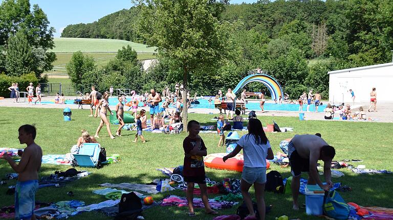 Eine großzügige Liegewiese umgibt das Schwimmer- und Kleinkindbecken im Freibad Schraudenbach.