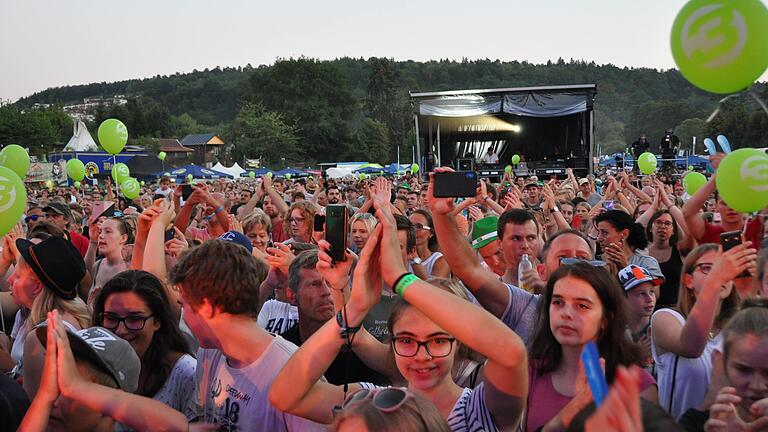 Großartig, aber für die Stadt nicht billig: Die BR-Radltour. Rund Zehntausend kamen zum Abschlusskonzert mit Nico Santos nach Marktheidenfeld.