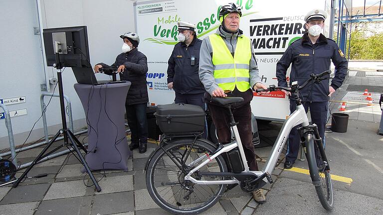 Rudolf Seufert (links) und Rudolf Scheuplein (2. von rechts) informierten sich bei der Präventionsveranstaltung der Polizei über mehr Sicherheit beim Radfahren. Tipps gab es unter anderem vom neuen Dienststellenleiter Florian Aut (rechts).