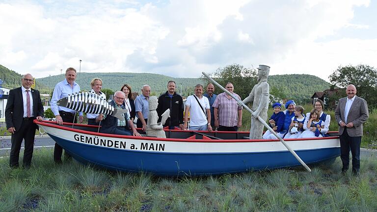 Die lange Tradition der Fischerei in Gemünden spiegelt sich nun auch in einem Kunstwerk inmitten des Kreisverkehrs am Edekamarkt Trabold wider. Am Donnerstag wurde es offiziell übergeben. Links im Bild ist Bürgermeister Jürgen Lippert zu sehen.