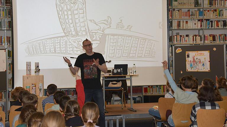 Jochen Till begeistert sein Publikum mit seinem Buch 'Luzifer junior'.