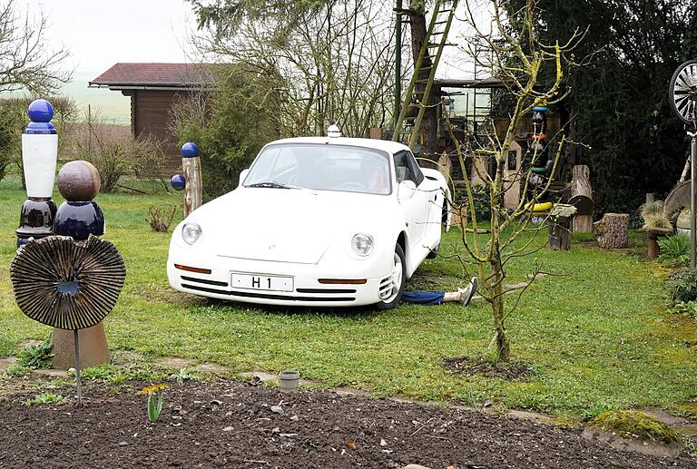Manfred Herrmann hat in seinem Garten in Zeuzleben Repliken von Luxusautos installiert - manchmal mit augenzwinkernden Übrerraschungen. Manfred Herrmann hat in seinem Garten in Zeuzleben Repliken von Luxusautos installiert - manchmal mit augenzwinkernden Übrerraschungen.