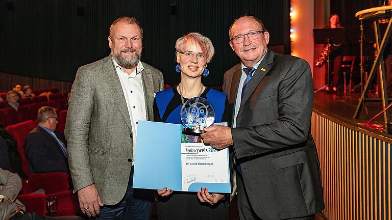 Preisträgerin Dr. Astrid Eitschberger mit Landrat Thomas Eberth und Laudator Wolfgang Kuhl (rechts).&nbsp;