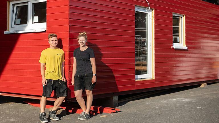 Linus Weyer und Karolin Siebke vor ihrem Tiny House, das sie selbst bauen. Linus Weyer und Karolin Siebke vor ihrem Tiny House, das sie selbst bauen.