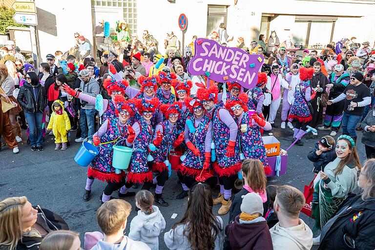Die 'Sander Chicksen' als bunte Putzkolonne.