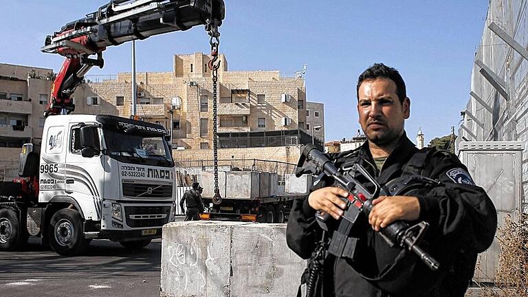 ISRAEL-PALESTINIAN-CONFLICT-JERUSALEM       -  In Ostjerusalem: Israelische Sicherheitskräfte errichten Straßensperren.