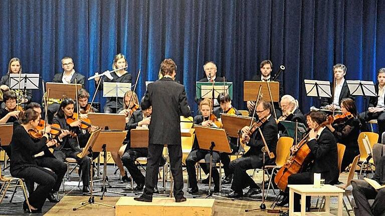 Emotionale Achterbahnfahrt von Beethoven bis Prokofjew       -  (feu)   ATragik und Triumph: Von solchen Gegensätzen handelte das Konzert des Grünewald-Orchesters in der Stadthalle. Die Musiker, die alle in verschiedener Weise Verbindung zum Gymnasium habe, nahmen unter Leitung von Felix Krüger das Publikum mit auf eine emotionale Achterbahnfahrt. Den Auftakt bildete Beethovens Ouvertüre zu Goethes Trauerspiel &bdquo;Egmont&ldquo;, op. 84. Sie zeichnet in der düsteren Trauertonart f-moll das Drama um den Grafen Egmont nach, Anführer des Aufstandes der Niederländer gegen die herrschenden Spanier im Brüssel des 16. Jahrhunderts. Mit seiner famosen Interpretation ließ das Orchester das Publikum teilhaben am dramatischen Geschehen. Haydns technisch anspruchsvolles Konzert für Violine und Orchester in C-Dur, Hob. VIIa Nr. 1, zeigte die Wandlungsfähigkeit des Orchesters. Das dem italienischen Geiger Luigi Tomasini ob seines Könnens gewidmete Werk erinnert noch an die Musiksprache des Barocks: Sabine Besser meisterte diese Herausforderung als Solistin mit Bravour. Den Abschluss des brillanten Konzertabends bildete Sergej Prokofjews musikalisches Märchen &bdquo;Peter und der Wolf&ldquo;, entstanden 1936, war es dafür gedacht, Kinder mit den Instrumenten des Sinfonieorchesters vertraut zu machen. Das Märchen handelt vom Knaben Peter &ndash; als Hauptfigur ist ihm das gesamte Streicherorchester zugeordnet&ndash;, der mit seinem Großvater (Fagott) und seinen Tieren &ndash; Katze (Klarinette), Vogel (Querflöte) und Ente (Oboe) &ndash;  am Rande des Waldes wohnt. Als Peter vergisst, das Gartentor zu schließen, nutzt der umherschleichende Wolf (Hörner) seine Chance... Unter Krügers ebenso konzentrierter wie dynamischer Leitung arbeitete das Orchester die ausdrucksstarken Charaktermotive plastisch heraus. Volker Schneidereit, Dozent für Stimmbildung und Sprecherziehung an der Hochschule für Musik in Würzburg, trug die Handlung vor. Das Grünewald-Orchester hat es sich zum Ziel gesetzt, einen Beitrag zum kulturellen Leben zu leisten. &bdquo;Wir wollen eine Plattform für Orchesterarbeit und kammermusikalische Arbeit auf hohem Niveau bieten&ldquo;, erklärte Krüger. Der Konzertabend hat diesen Anspruch eindrucksvoll eingelöst.