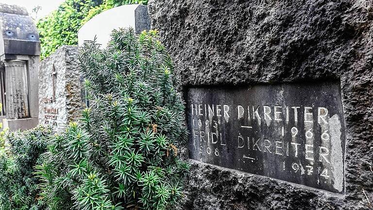 Das Grab von Galeriedirektor Heiner Dikreiter und seiner 1974 verstorbenen Gattin Fridl auf dem Würzburger Hauptfriedhof.