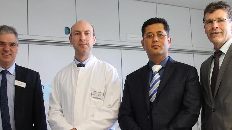 Klinikreferent Gregor Bett (links) und Landrat Thomas Schiebel gemeinsam mit den beiden neuen Chefärzten (von links) Dr. Peter Kraft (Neurologie) und Professor Dr. Iyad Hassan (Allgemeinchirurgie). Klinikreferent Gregor Bett (links) und Landrat Thomas Schiebel gemeinsam mit den beiden neuen Chefärzten (von links) Dr. Peter Kraft (Neurologie) und Professor Dr. Iyad Hassan (Allgemeinchirurgie).