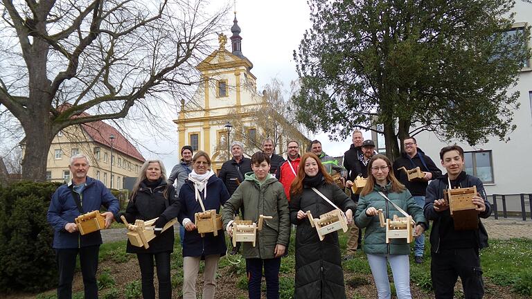 In Gaukönigshofen waren (vordere Reihe von links): Erwin Anly, Irene Hofmann, Cornelia Dürr, Erik Dürr, Sarah Dürr, Jana Dürr, Pierre-Robert Pastian und (hintere Reihe von links):  Paul Lutz, Bernhard Michel, Clemens Busch, Norbert Höfner, Paul Öchsner, Michael Dürr, Andreas Angly und Leon Michel unterwegs, um den alten Brauch des Kärrens zu erhalten.