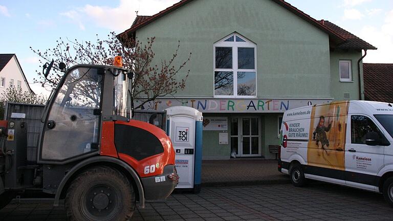 Der Erdaushub für den Anbau am Kindergarten in Martinsheim soll in Kürze beginnen. Der Bauausschuss legte in seiner Sitzung einige weitere Details für die Erweiterung fest. Der Erdaushub für den Anbau am Kindergarten in Martinsheim soll in Kürze beginnen. Der Bauausschuss legte in seiner Sitzung einige weitere Details für die Erweiterung fest.