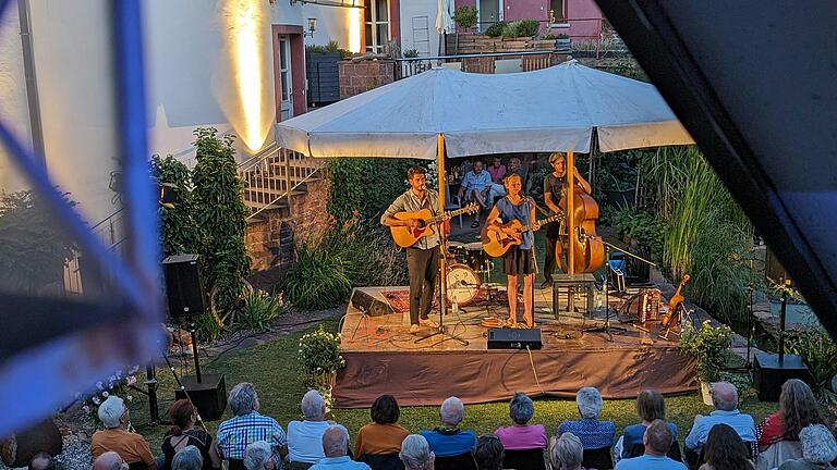 Viele Gäste kamen bereits zu den unterfränkischen Kulturtagen auf der Karlburg in Karlstadt (Lkr. Main-Spessart) 2023. Viele Gäste kamen bereits zu den unterfränkischen Kulturtagen auf der Karlburg in Karlstadt (Lkr. Main-Spessart) 2023.