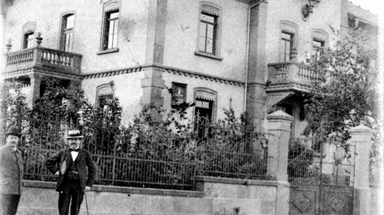 1895 ließ der Forstmeister Johann Lutz das spätere Forstamtsgebäude als Privathaus erbauen. Die Aufnahme dürfte wenige Jahre danach entstanden sein. 1895 ließ der Forstmeister Johann Lutz das spätere Forstamtsgebäude als Privathaus erbauen. Die Aufnahme dürfte wenige Jahre danach entstanden sein.