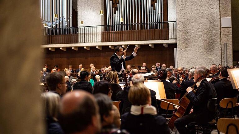 Die Hofer Symphoniker unter der Leitung von Professor Matthias Beckert gestalten das Abteikonzert in Münsterschwarzach am Tag der deutschen Einheit in der Abteikirche.