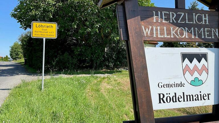 Ja, was denn nun? Willkommen in Rödelmaier oder Löhrieth? In Rhön-Grabfeld wurden am Wochenende  zwei Ortsschilder vertauscht.