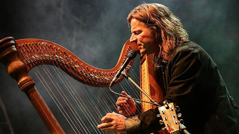 Eine Harfe und irisch-keltischen Folk gibt es von Musiker Andy Lang in Sommerhausen zu hören. Eine Harfe und irisch-keltischen Folk gibt es von Musiker Andy Lang in Sommerhausen zu hören.