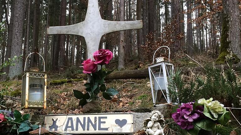 Gedenken an Unfallopfer Anne D. im Wiesenfelder Berg, die mit 18 Jahren nach einem Unfall im Mai 2007 verstarb. Gedenken an Unfallopfer Anne D. im Wiesenfelder Berg, die mit 18 Jahren nach einem Unfall im Mai 2007 verstarb.