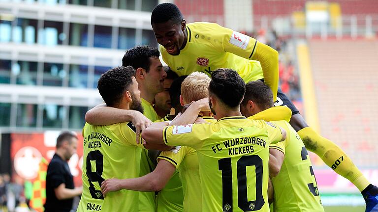 Die Kickers obenauf: Leroy Kwadwo (oben) und seine Kollegen freuen sich über den Würzburger Erfolg am Betzenberg.