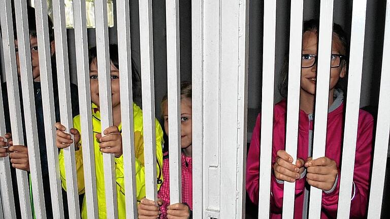 Hinter Gittern: Auch die Zellen im Keller der Polizeistation Bad Königshofen durften die Kinder anschauen.