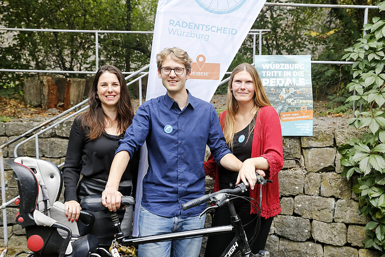 Stellten am Montag die Ziele des geplanten Radentscheids vor (von links): Karolin Zientarski, Bas Bergervoet und Marie Büchner vom Bündnis 'Verkehrswendee jetzt'.&nbsp;