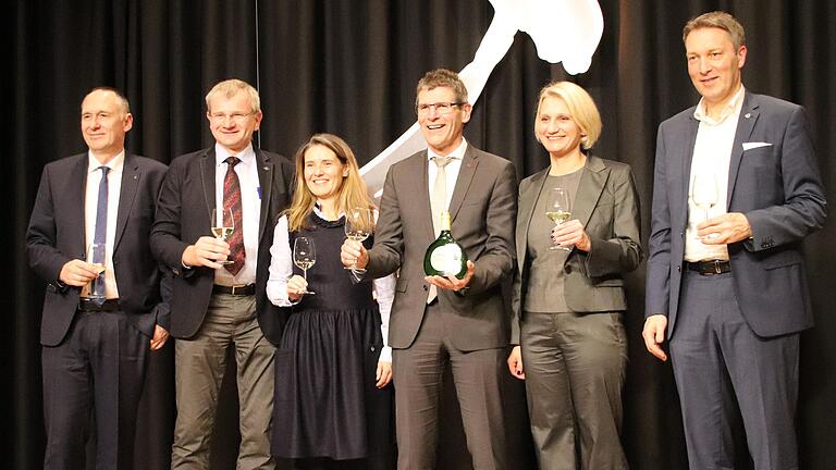 Präsentation des neuen Landratsschoppens im historischen Rathaussaal in Karlstadt. Landrat Schiebel mit den Landratskandidaten (von links) Christian Baier, Hubert Fröhlich, Sabine Sitter, Pamela Nembach und Christoph Vogel. Präsentation des neuen Landratsschoppens im historischen Rathaussaal in Karlstadt. Landrat Schiebel mit den Landratskandidaten (von links) Christian Baier, Hubert Fröhlich, Sabine Sitter, Pamela Nembach und Christoph Vogel.