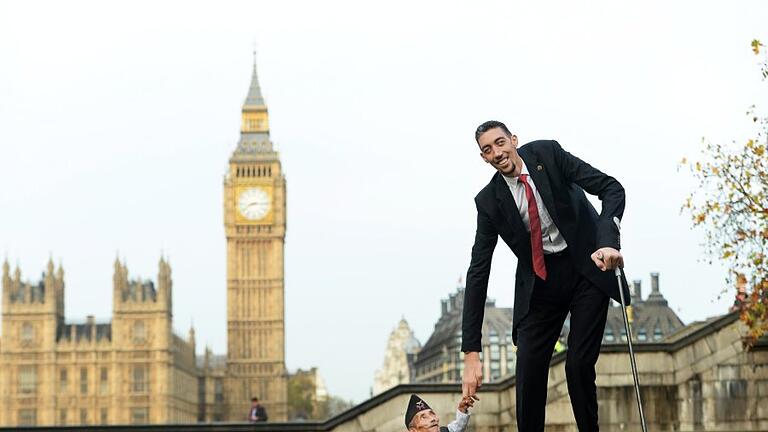 KINA - Groß trifft Klein       -  Tag der Rekorde: Der kleinste Mann der Welt, Chandra Bahadur Dangi aus Nepal, und der größte, Sultan Kösen aus der Türkei, posieren vor dem Westminster Palace in London.