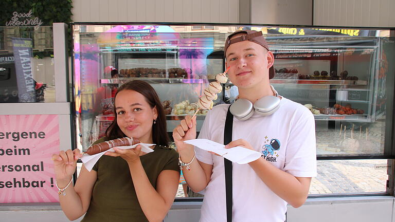 Paulina und Oskar mögen es süß beim Streetfoodfestival 2024 in Bad Kissingen. Paulina und Oskar mögen es süß beim Streetfoodfestival 2024 in Bad Kissingen.