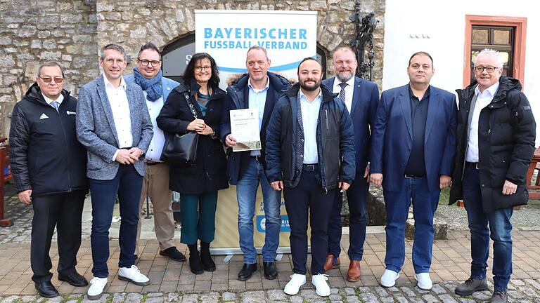 Auf dem Bild (von links): DFB-Kreisehrenamtsbeauftragter Helmut Wittiger, BFV-Vizepräsident Jürgen Pfau, Verbandsehrenamtspräsident Andreas Vogler gratulieren Reiner Angly im Beisein seiner Gattin Theresia zur DFB-Sonderehrung, genau wie OFV-Vize Sandro Michel, Landrat Thomas Eberth, BFV Kreisvorsitzender Marco Göbet und OFV-Vorsitzender Matthias Schäffer.