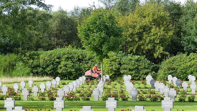 In einem hervorragenden Zustand befindet sich der Soldatenfriedhof von Esbjerg an der dänischen Nordseeküste. Diese Pflege wird vor allem mit den Sammlungsergebnissen finanziert.  Fotos: Edgar Bartl       -  In einem hervorragenden Zustand befindet sich der Soldatenfriedhof von Esbjerg an der dänischen Nordseeküste. Diese Pflege wird vor allem mit den Sammlungsergebnissen finanziert.  Fotos: Edgar Bartl