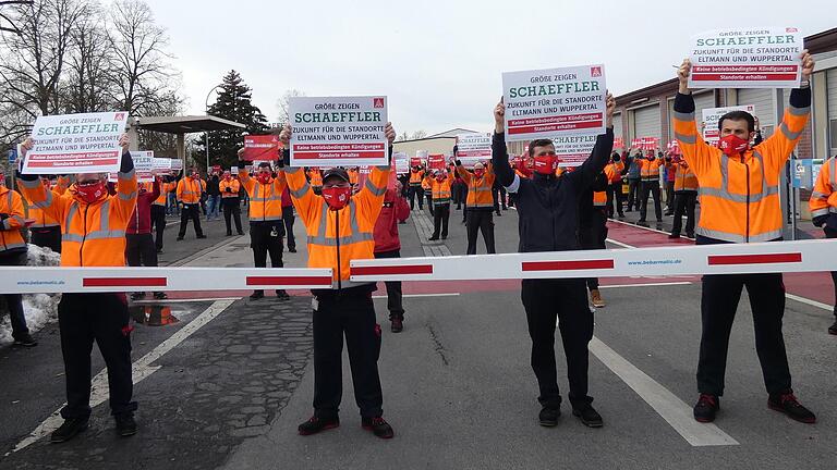 Rund 200 Menschen protestierten in Eltmann gegen die geplante Schließung des Schaeffler-Werks.