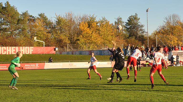 Anne Förster (Zweite von rechts) von den Würzburger Kickers köpft auf das gegnerische Tor. Die Kickers-Frauen gewannen ihr Heimspiel gegen den TSV Theuern und gehen als Tabellenführer der Fußball-Bayernliga der Frauen in die Winterpause.