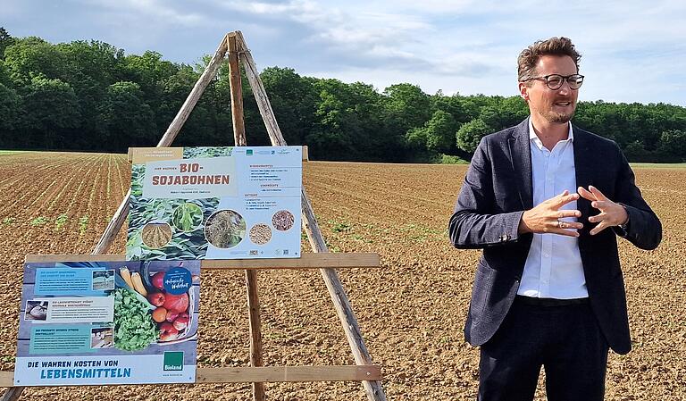 Dem Bayerischen Bioland- und LVÖ-Vorsitzenden Thomas Lang ist es ein Herzensanliegen, bei der Bevölkerung das Thema Ökolandbau in das Bewusstsein zu zu rücken, da nicht bekannt sei, was diesen ausmacht, von Humusaufbau über Biodiversität bis hin am Ende zu einer gewissen Wertschöpfung. Dem Bayerischen Bioland- und LVÖ-Vorsitzenden Thomas Lang ist es ein Herzensanliegen, bei der Bevölkerung das Thema Ökolandbau in das Bewusstsein zu zu rücken, da nicht bekannt sei, was diesen ausmacht, von Humusaufbau über Biodiversität bis hin am Ende zu einer gewissen Wertschöpfung.