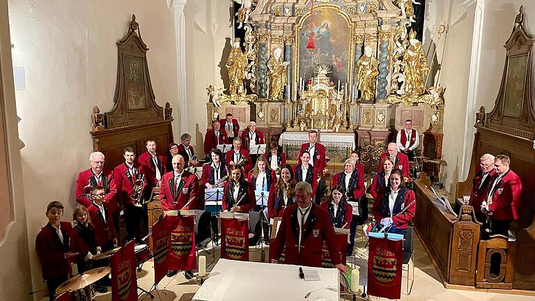 Die Sälzer Dorfmusikanten verbreiten weihnachtliche Stimmung in der Pfarrkirche Salz.