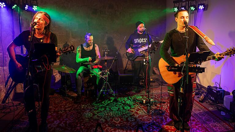 'Colours the Sky' spielte im Alten Amtshaus und begeisterte die Besucher in Bad Neustadt. 'Colours the Sky' spielte im Alten Amtshaus und begeisterte die Besucher in Bad Neustadt.