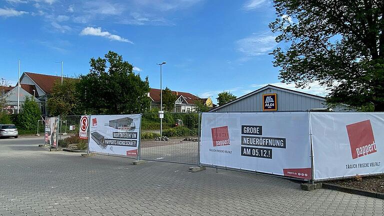 Die Bäckerei Pappert errichtet eine Filiale mit Außenterrasse auf dem Gelände des Aldi-Markts in Mellrichstadt. Die Bauarbeiten haben in dieser Woche begonnen.