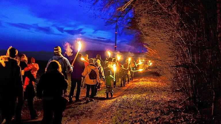 Zur Wintersonnenwende begeben sich 40 Wanderer mit Fackeln ins Tal der Kelten bei Obbach.