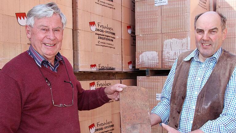 Der Seniorchef der Zeilitzheimer Ziegelei, Lorenz Englert (rechts), hat den Feierabendziegel dem Ortshistoriker Hilmar Spiegel für das Rathausmuseum im Ort überlassen.