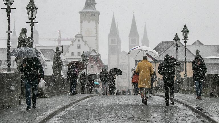 Am späten Nachmittag schneite es in Würzburg auf der Alten Mainbrücke.