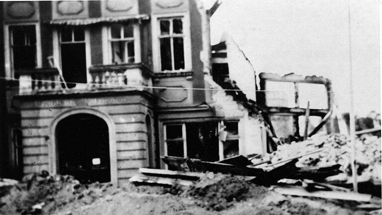 Nach dem Bombenangriff auf Kitzingen vom 23. Februar 1945 wurde die Henning-Bräu zu einer der größten Unglücksstätten. Mindestens 17 Volltreffer gingen auf dieses Gebäude nieder und verwandelten es in ein Trümmerfeld. 30 Kinder und drei Kindergärtnerinnen fanden dort den Tod.