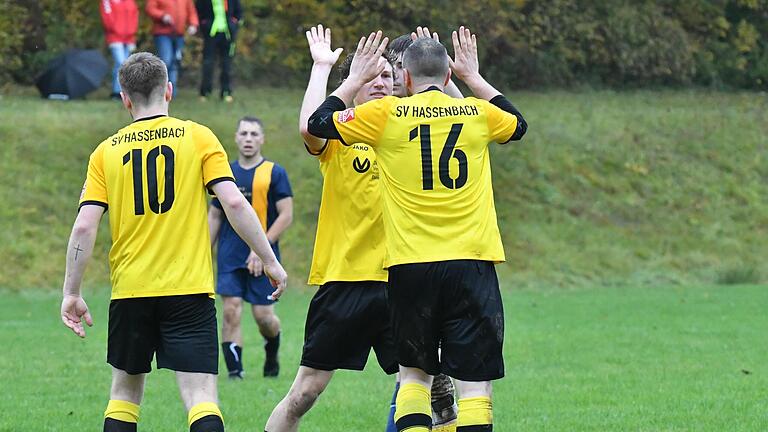 Die SG Hassenbach feiert ihren Matchwinner: Beim 3:2-Sieg beim FC Wittershausen erzielte Sebastian Weidner (Nr. 16) alle Treffer seiner Mannschaft.       -  Die SG Hassenbach feiert ihren Matchwinner: Beim 3:2-Sieg beim FC Wittershausen erzielte Sebastian Weidner (Nr. 16) alle Treffer seiner Mannschaft.